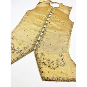 Devant de gilet de Cour en drap d'or, d'argent, brodé de cannetilles, clinquants, France C.1750