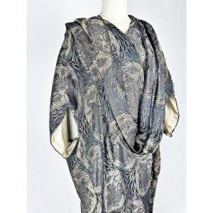 Un Burnous pour le soir en lamé argent de Madeleine & Madeleine - Paris Circa 1920