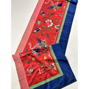 Une Bannière de temple en satin brodé - Chine Circa 1900-1930