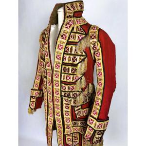 Grand Habit de Livrée princière en drap de laine rouge à rubans couronnés - Circa 1700-1750