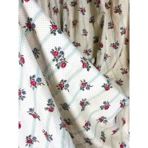Premier d'un Grand rideau en percale de coton imprimé de roses période Louis-Philippe C. 1850