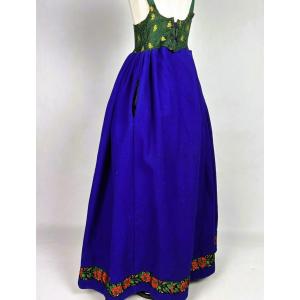  Une robe alsacienne en drap de laine bleu et corset de soie Circa 1900-1920
