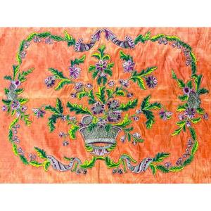 Tapis de table en moire de soie  brodé de lames d'argent et cannetilles - France début XVIIIe 