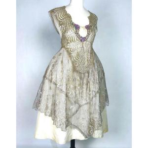 Robe de Style en lamé argent dans le goût de Jeanne Lanvin – France période Art Déco Circa 1925