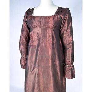 Robe Empire en taffetas de soie changeant bordeaux avec provenance - Angleterre Circa 1810