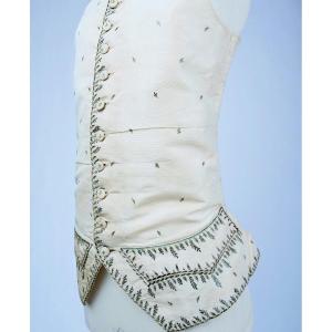 Gilet à Basque En Gros De Tours Crème Brodé Période Louis XVI - France Circa 1785