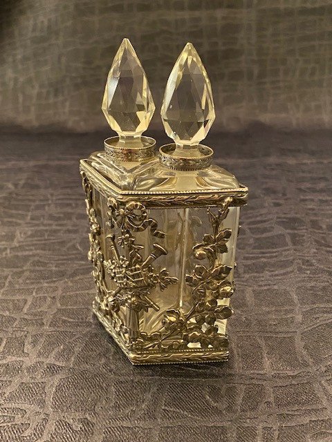 Duo Perfume Bottles Under Silver Metal Cage-photo-5
