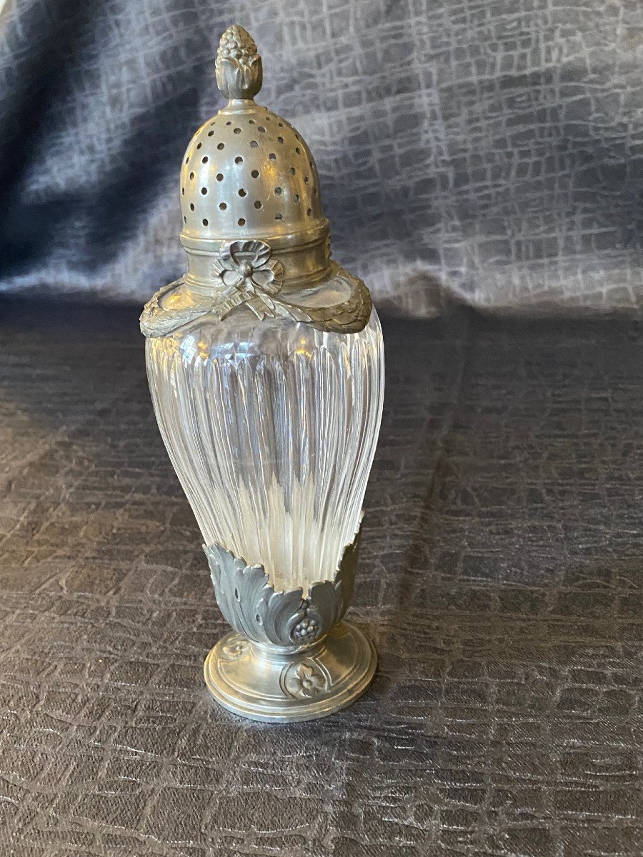 retro-collection-ancienne saupoudreuse à sucre en cristal et bout en argent