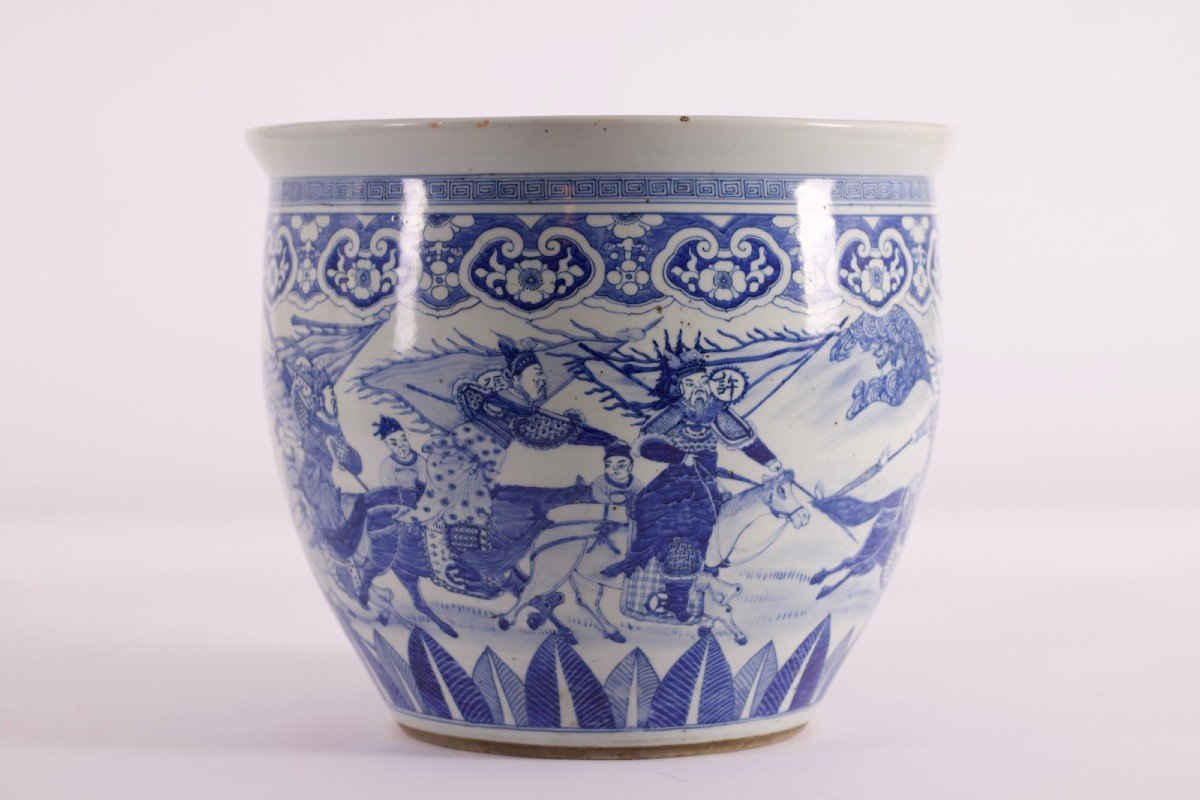 Imposante Vasque Bassin à Poissons En Porcelaine Blanc Bleu à Décor De Cavaliers Qing (清朝)-photo-3