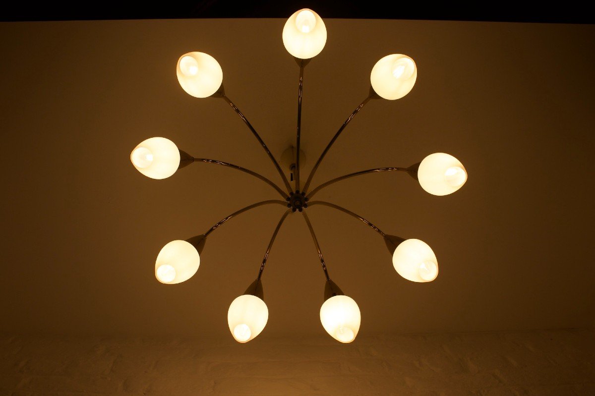 Vereinigte Werksätten: Modernist Chandelier In Brass And Opalines.-photo-4