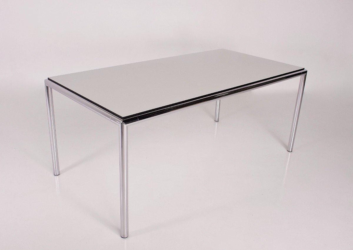 Table Minimaliste Italienne