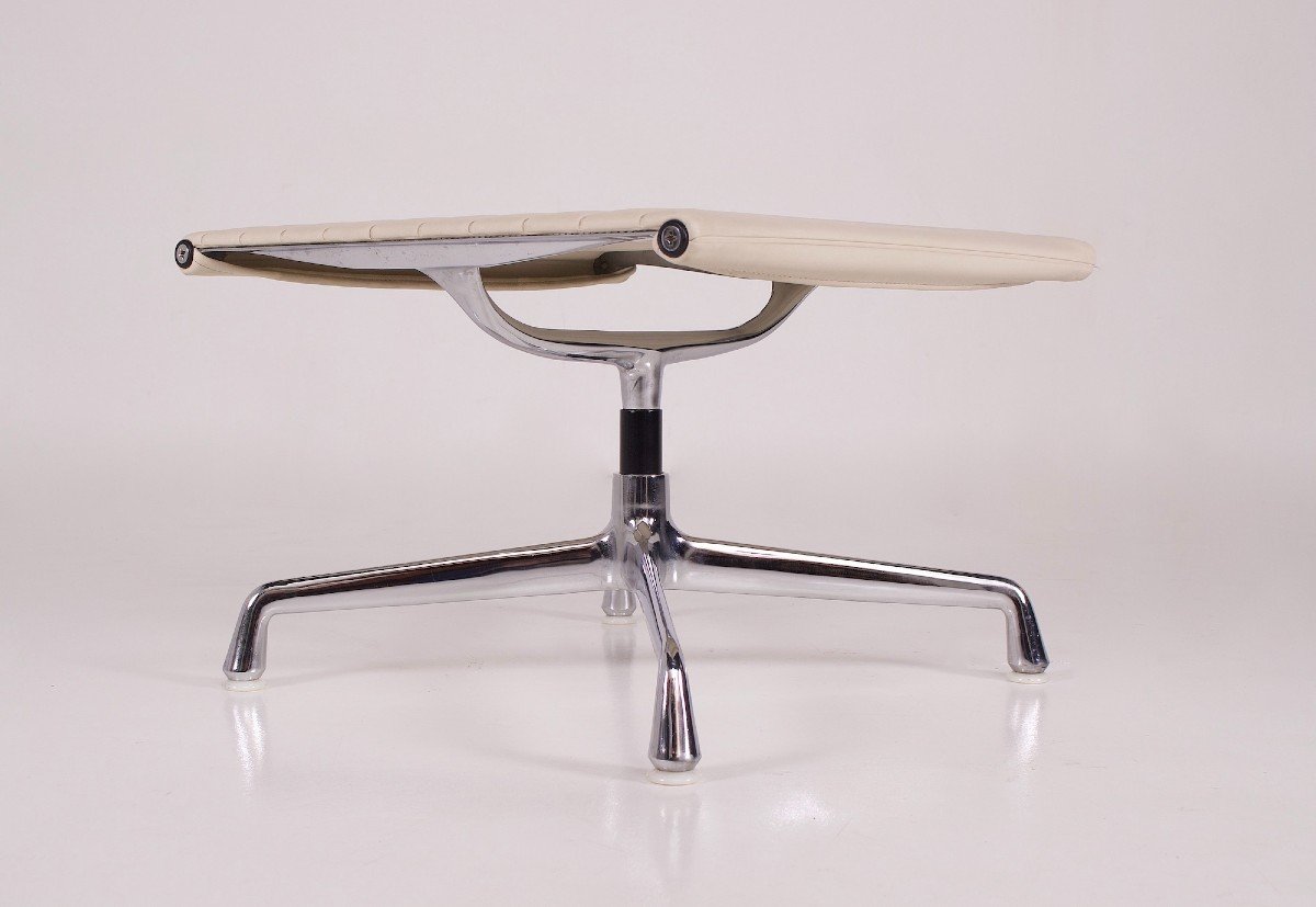 Footstool “soft Pad” E125 De Charles & Ray Eames, années 90.