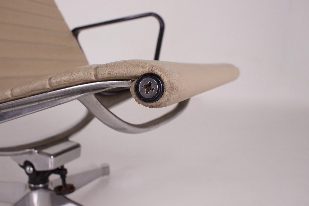 Fauteuil Pivotant En Aluminium Ea 124 De Charles & Ray Eames Herman Miller.-photo-4