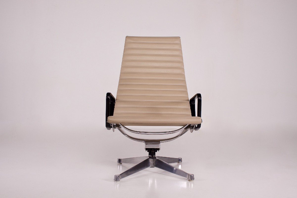 Fauteuil Pivotant En Aluminium Ea 124 De Charles & Ray Eames Herman Miller.