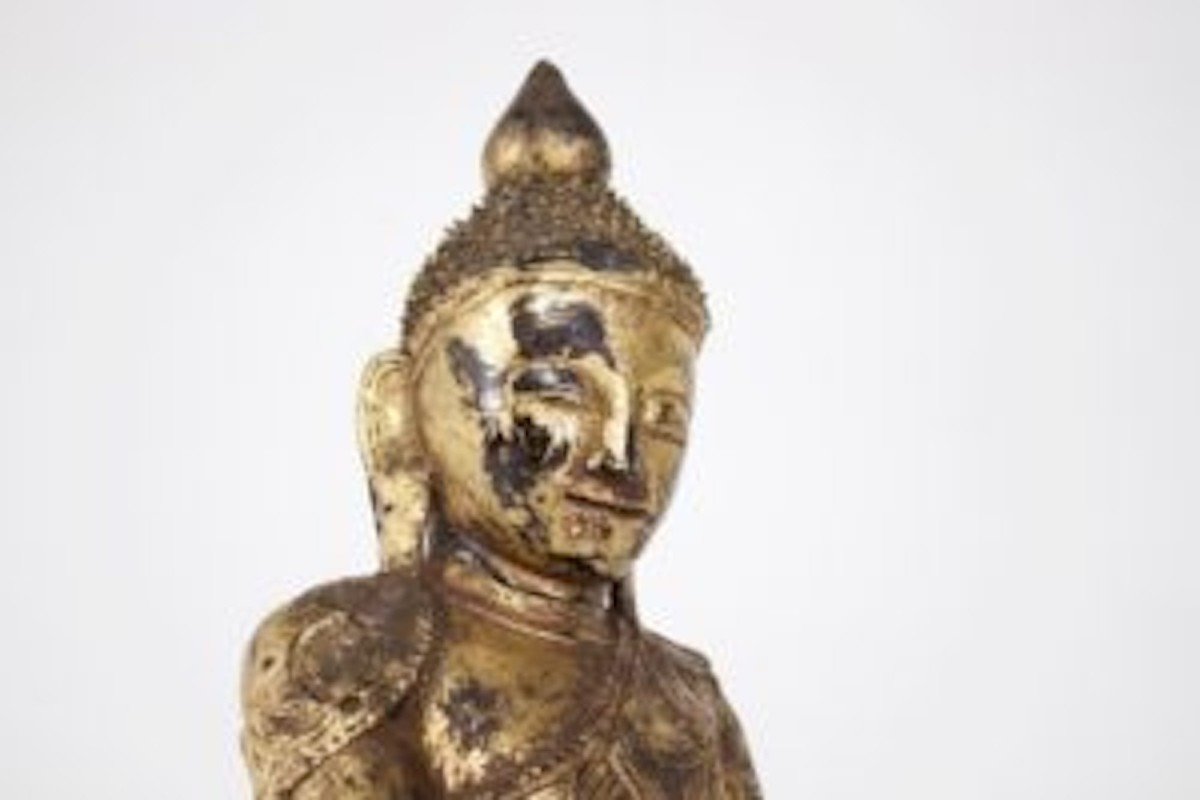 Statue de Bouddha assis en bois doré, Birmanie.