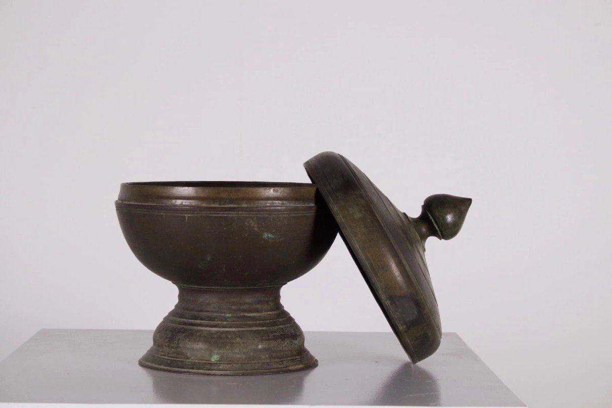 Antique bol à couvercle en bronze, Biramanie.