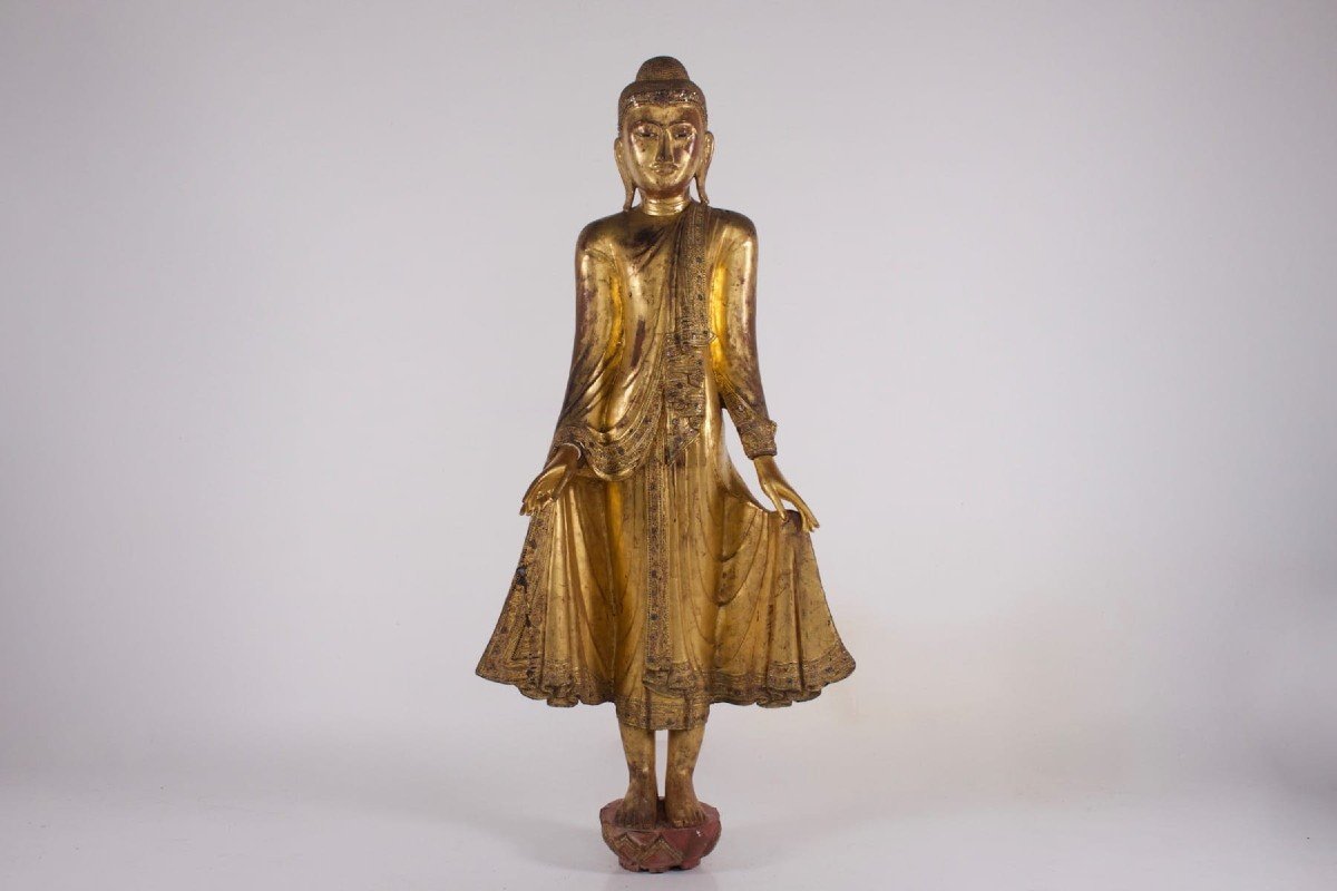 Importante statue de Bouddha en bois doré.