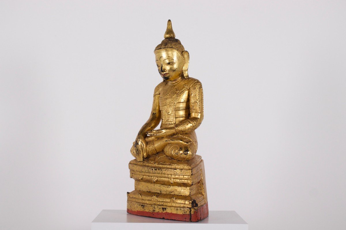 Statue de Bouddha Birman en bois doré, 19 ème siècle.