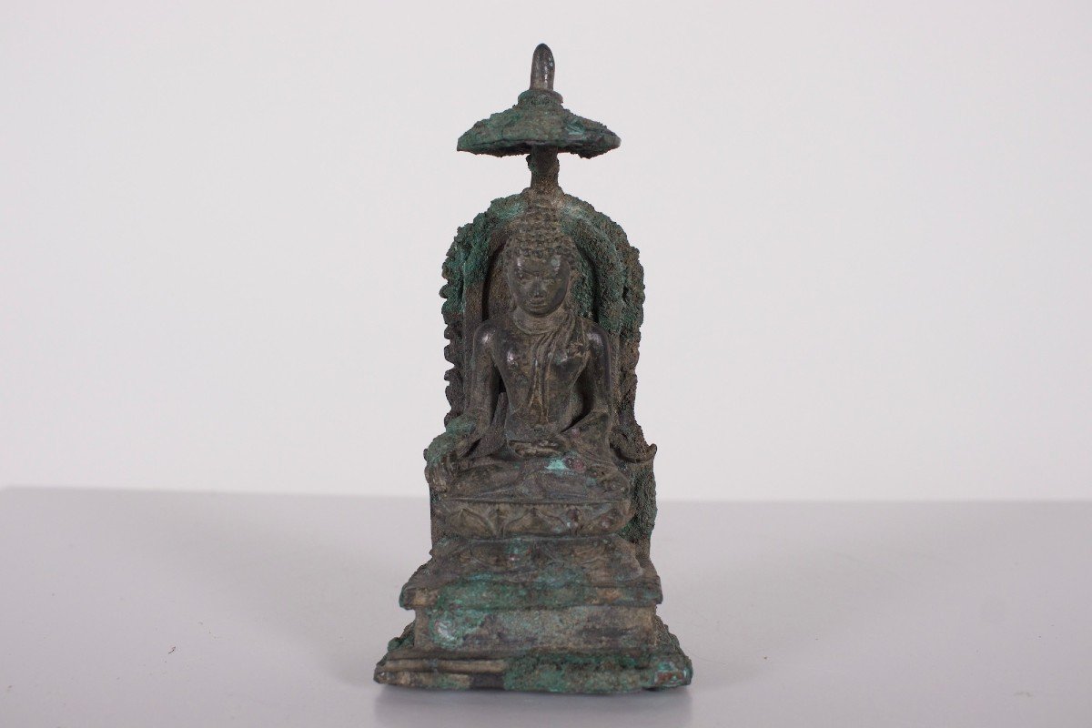 Bouddha en alliage cuivreux patiné, Indonésie.