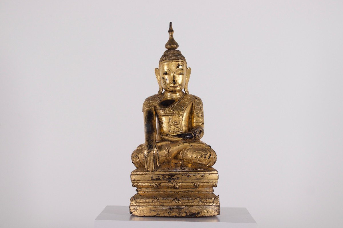 Statue de Bouddha en bois doré, Birmanie.