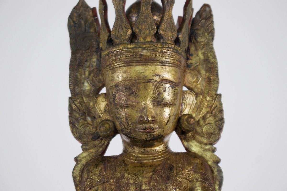 Antique statue de Bouddha en bois doré, Birmanie.