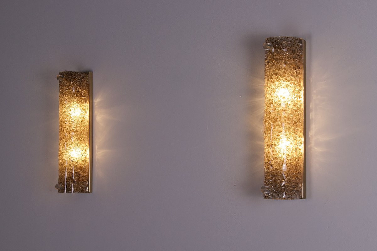 Deux appliques murales en verre de Murano fauve, années 70.