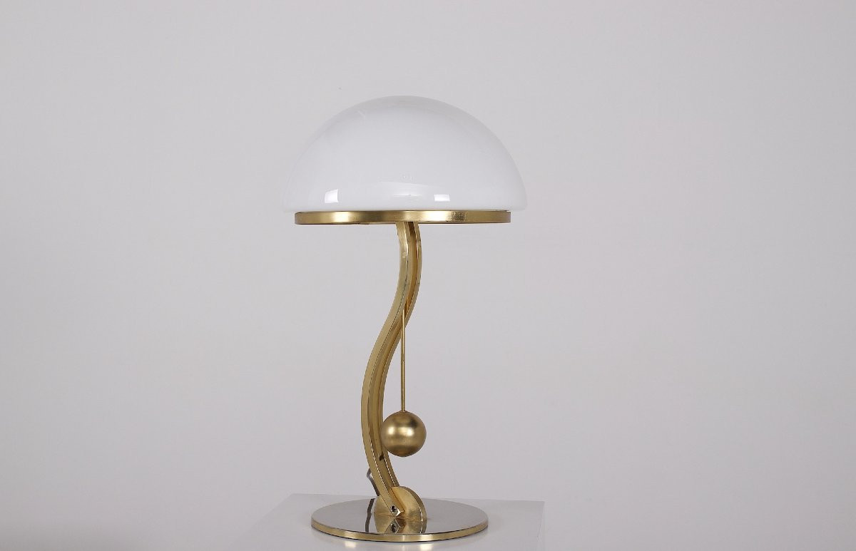 Lampe en verre opalin et acier doré à faux balancier, années 80.-photo-3