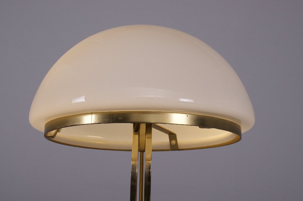 Lampe en verre opalin et acier doré à faux balancier, années 80.-photo-1