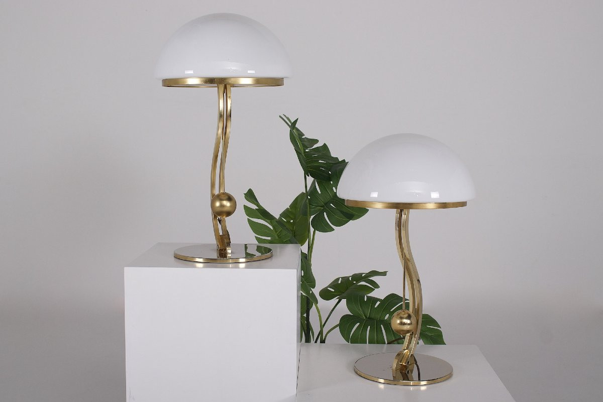 Lampe en verre opalin et acier doré à faux balancier, années 80.