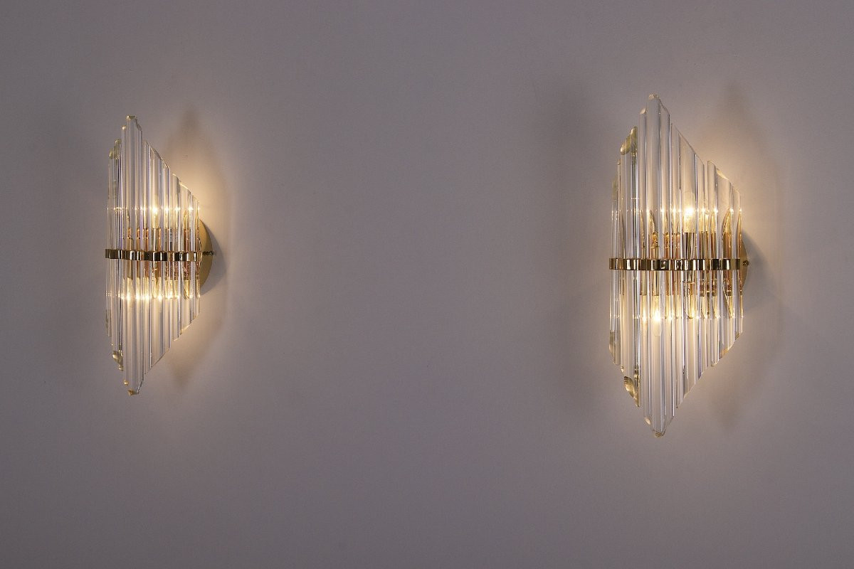 Deux applique en cristal biseauté et laiton, années 70.