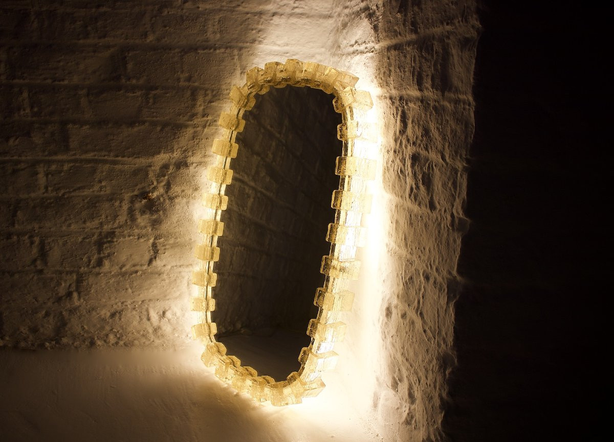 Illuminated Mirror In Amber Acrylic.-photo-2