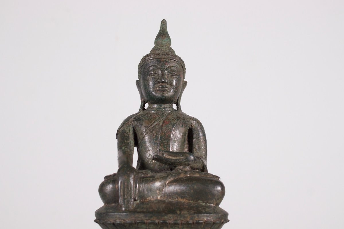 Statue de Bouddha en bronze, Laos, 18 ème siècle.