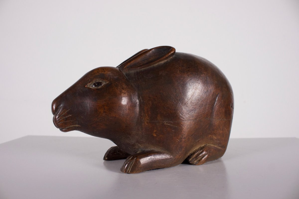 Petite sculpture en bois représentant un lapin, Japon.