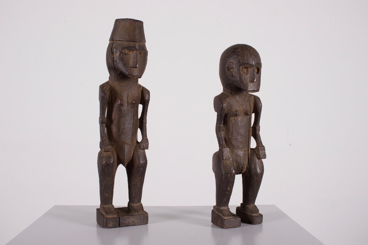 Sculptures antiques figurant un couple, Timor Oriental.  