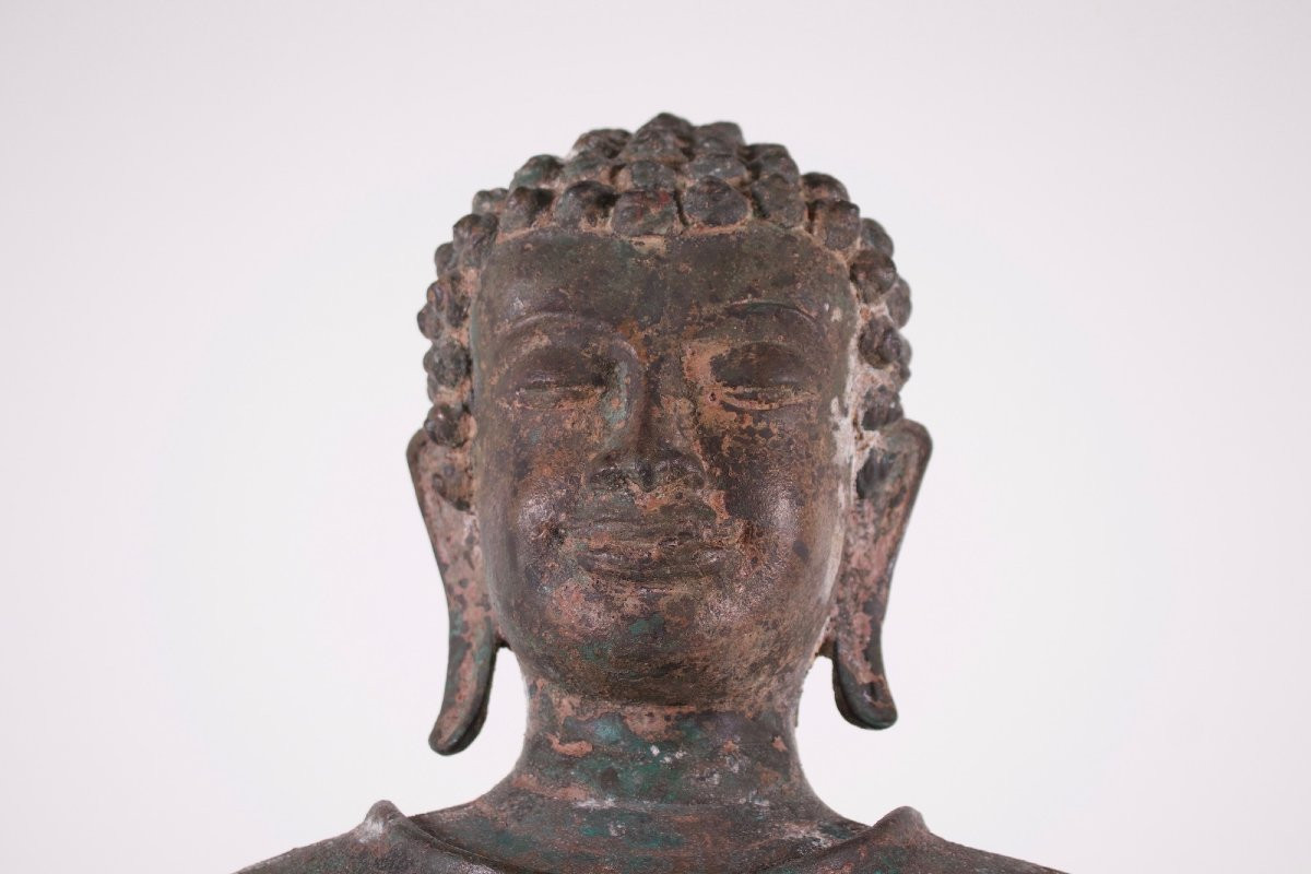 Imposante statue de  Bouddha en Bronze, Thaïlande.
