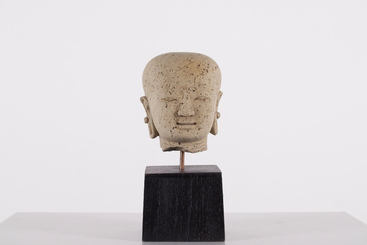 Statue en tuf d'une tête de Bouddha, Thaïlande, 15 ème siècle.