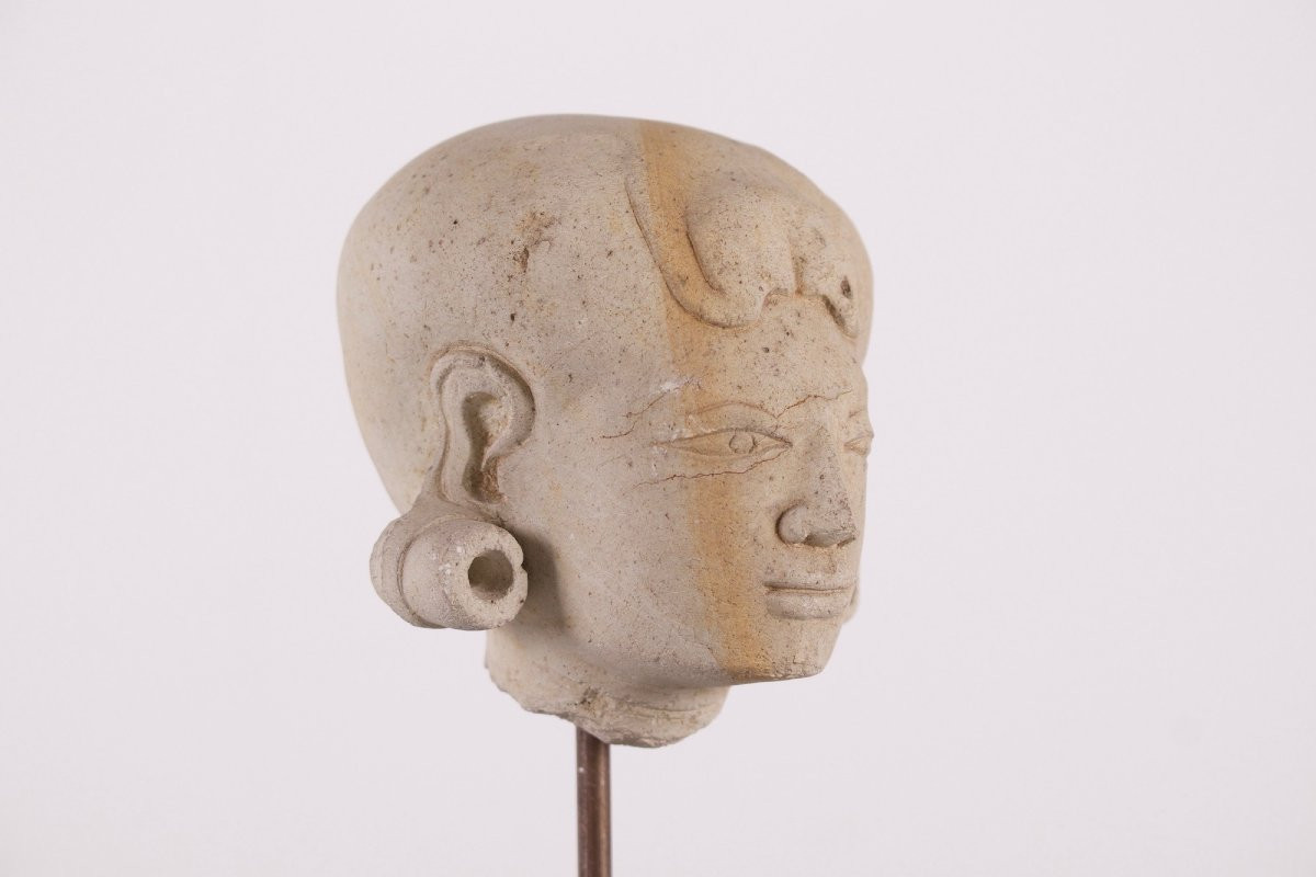 Sculpture de tête de femme en tuf, Sumatra 13/15 ème siècle.