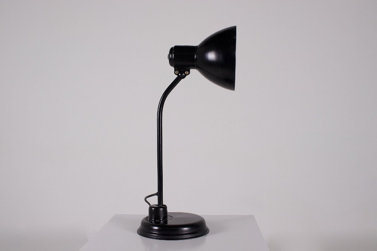 Lampe à poser orientable de style  Bauhaus en acier laqué.-photo-2