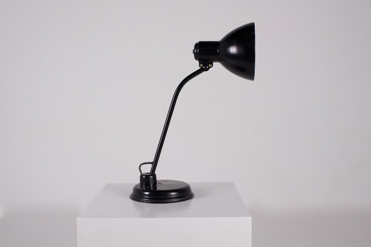 Lampe à poser orientable de style  Bauhaus en acier laqué.-photo-3