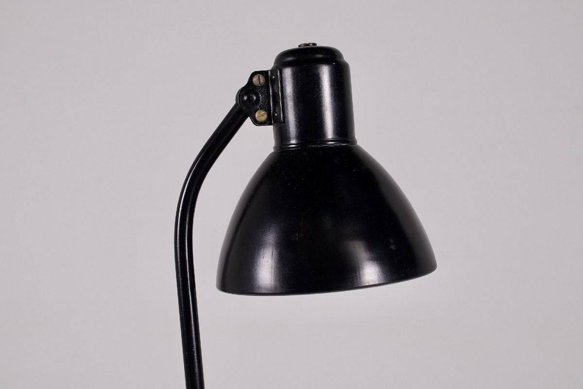 Lampe à poser orientable de style  Bauhaus en acier laqué.-photo-4