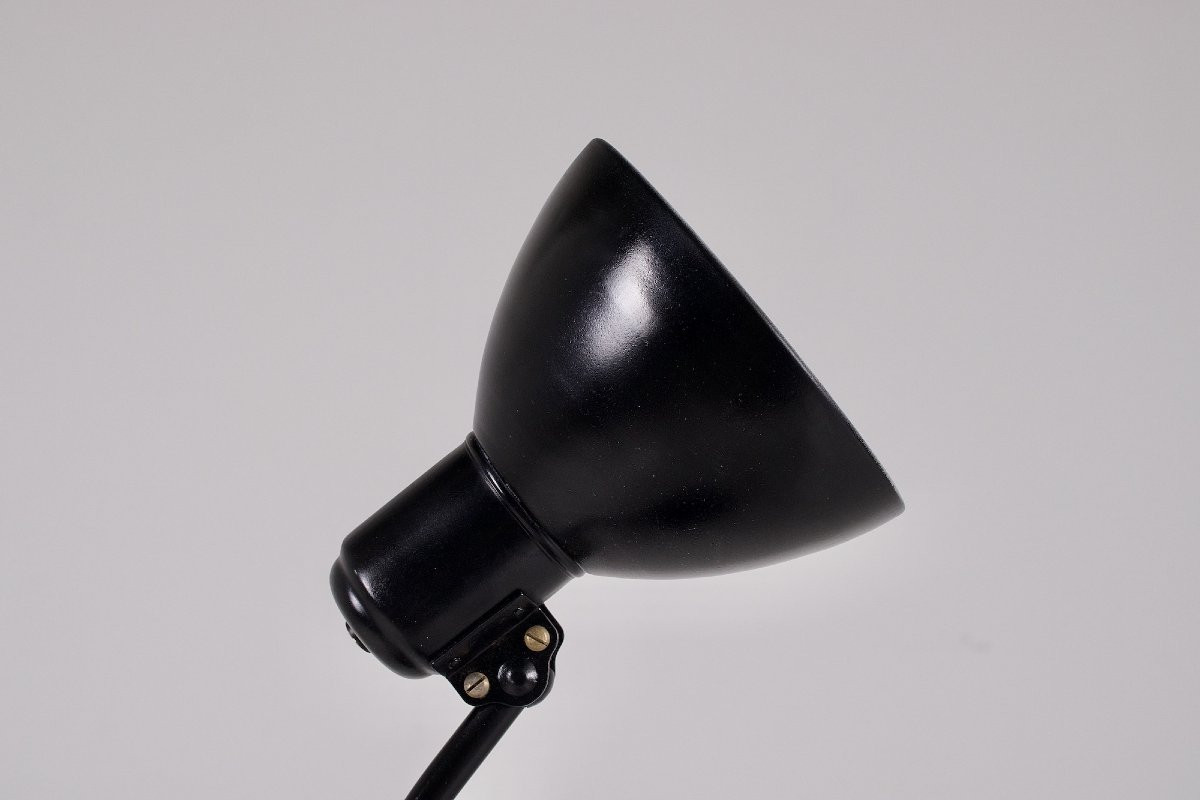 Lampe à poser orientable de style  Bauhaus en acier laqué.-photo-1