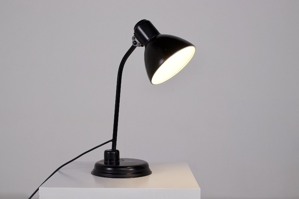Lampe à poser orientable de style  Bauhaus en acier laqué.