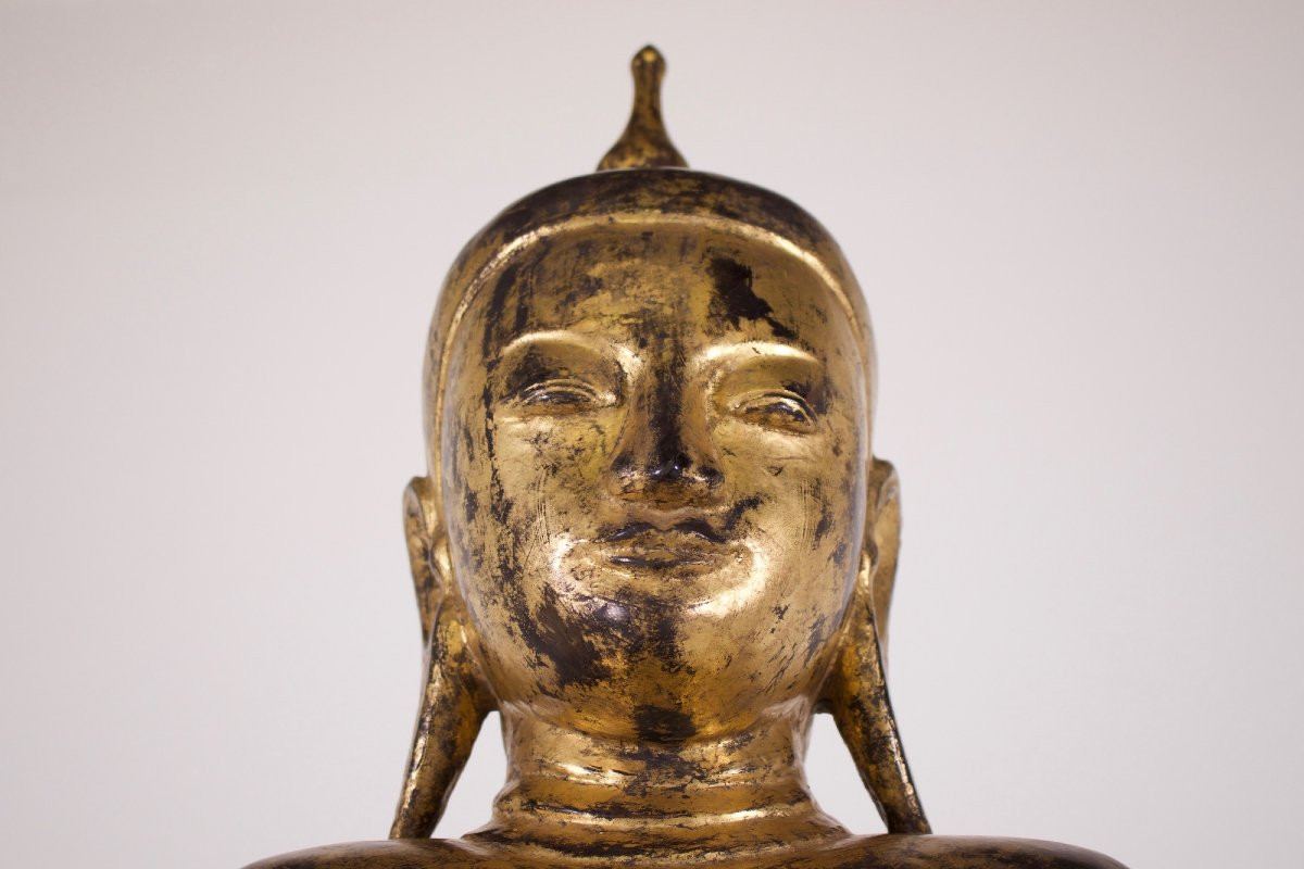 Imposante sculpture d'un Bouddha debout, Birmanie, bois doré.