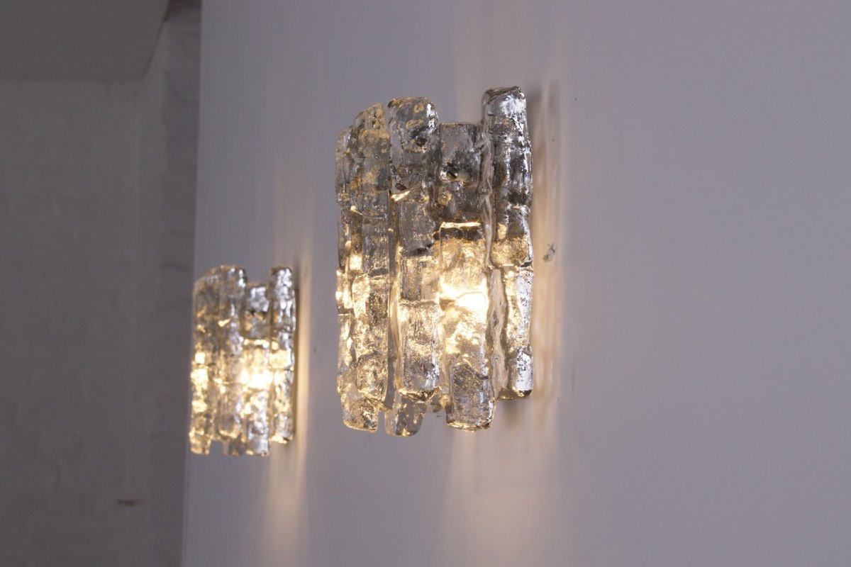 Ensemble de deux appliques en verre épais sculpté, années 70.