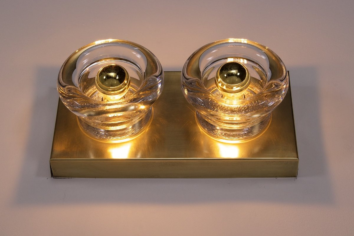 Deux doubles appliques « Cylindres » en verre moulé et laiton, années 70.-photo-2