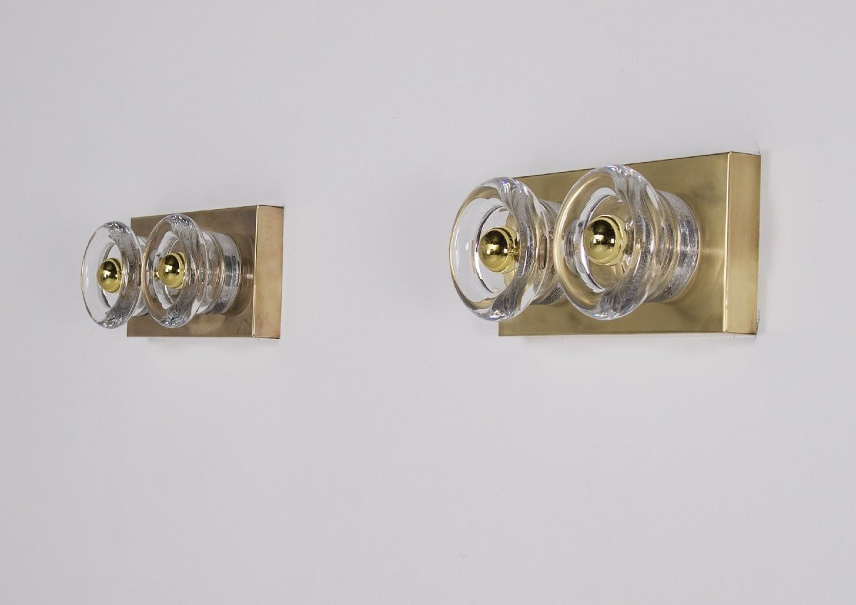 Deux doubles appliques « Cylindres » en verre moulé et laiton, années 70.