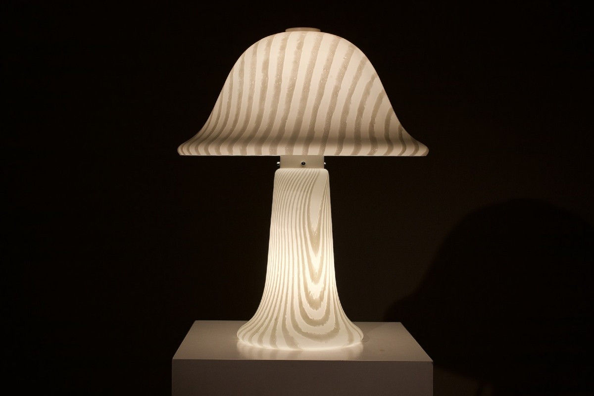 Imposante  Lampe modèle " Champignon" en verre opalin, années 70.