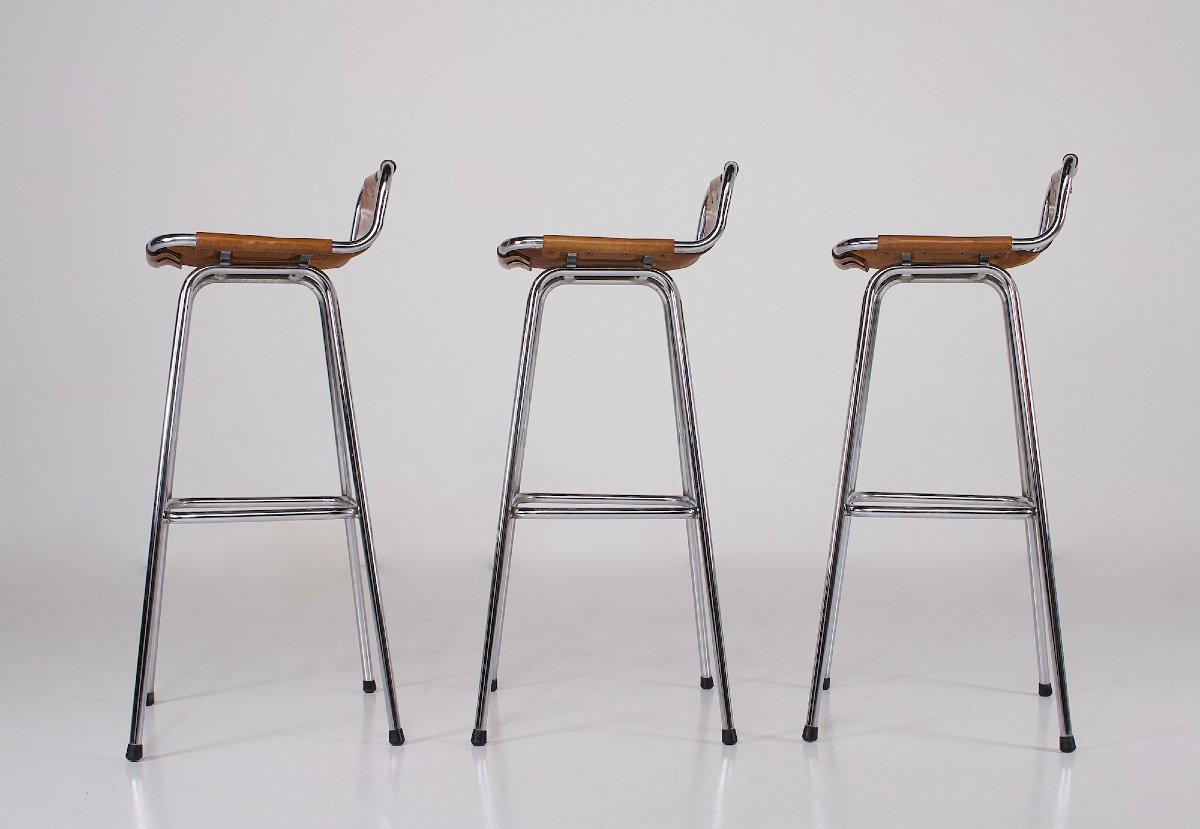  Ensemble de trois tabourets en cuir, sélection Charlotte Perriand pour Les Arcs.-photo-2