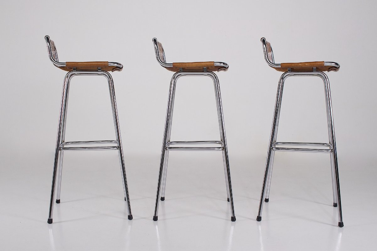  Ensemble de trois tabourets en cuir, sélection Charlotte Perriand pour Les Arcs.-photo-3