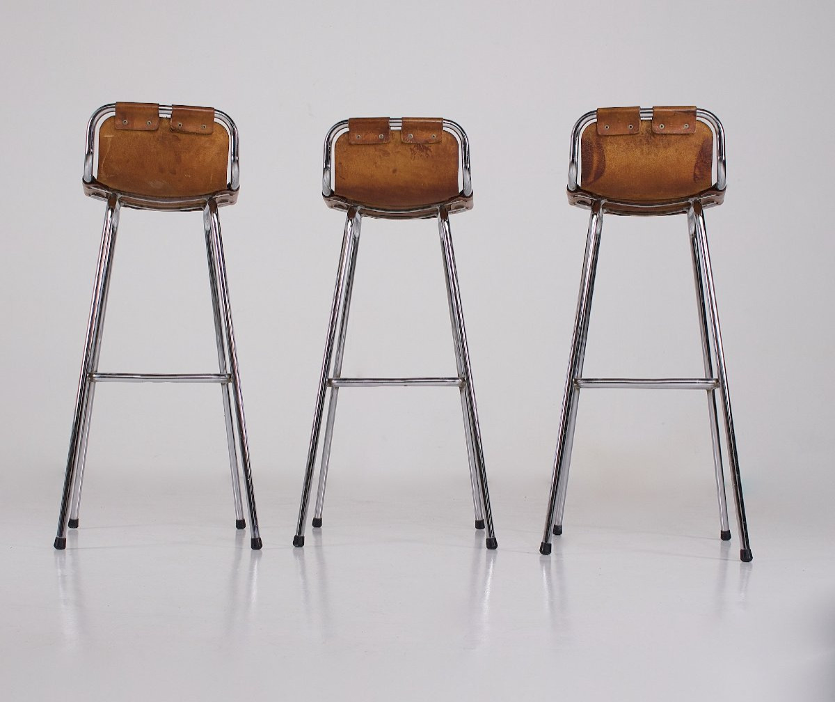  Ensemble de trois tabourets en cuir, sélection Charlotte Perriand pour Les Arcs.-photo-4